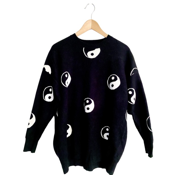 [F21] Yin Yang Print Oversized Sweater - Picture 2 of 3